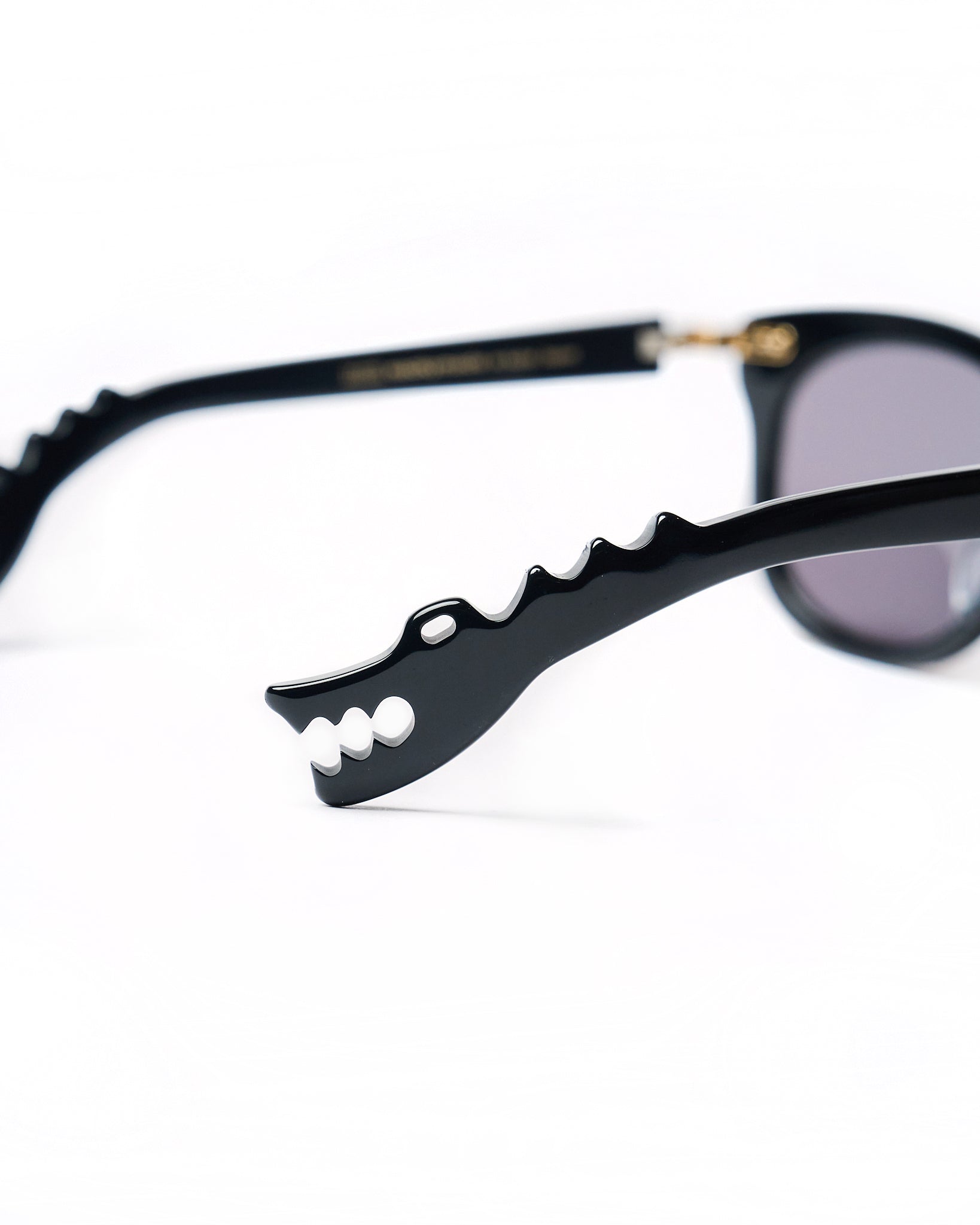 Tom model - Black frame - Gold hinge - Black dino arm