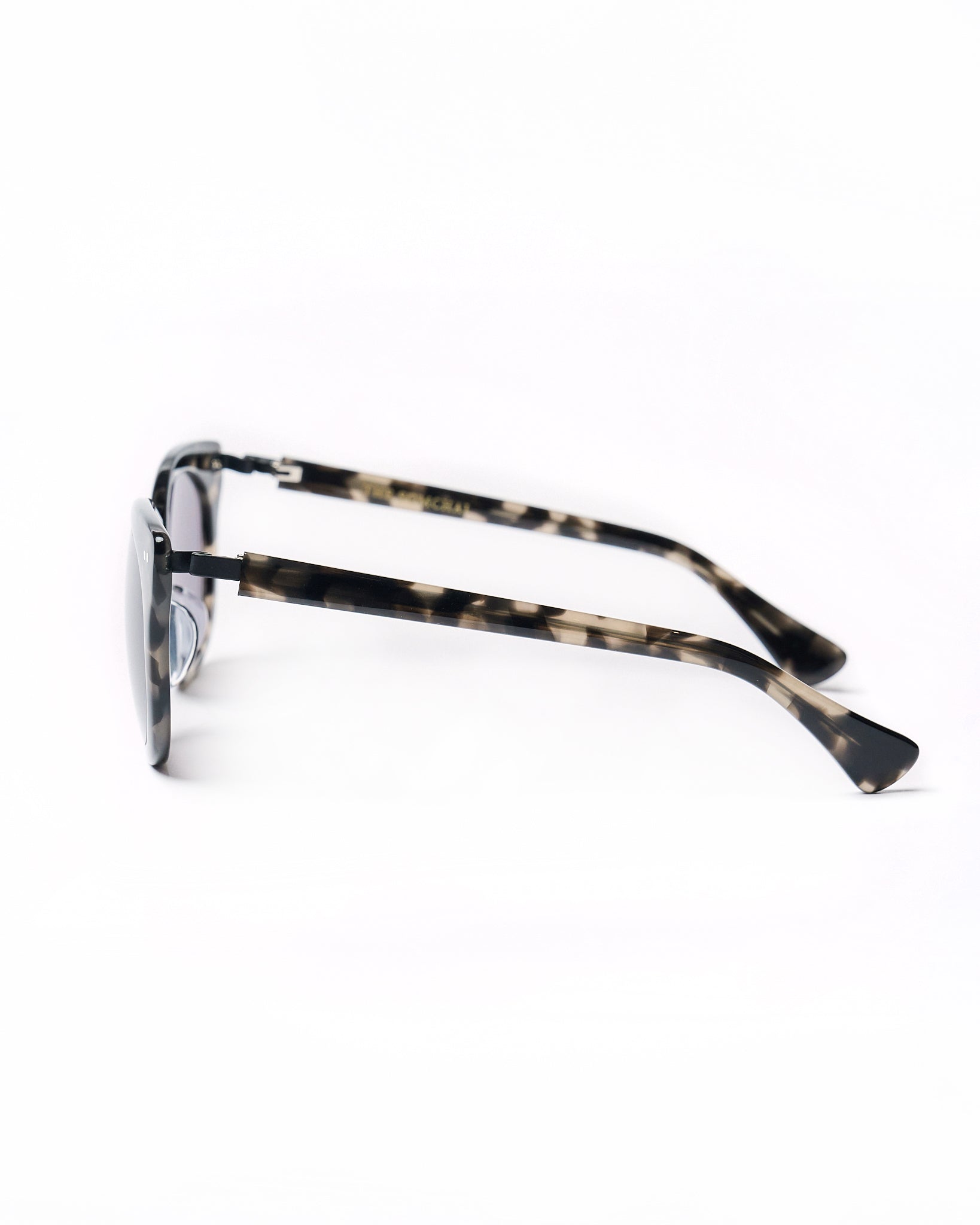 Tom model - Grey tortoise frame - Black hinge - Grey tortoise regular arm