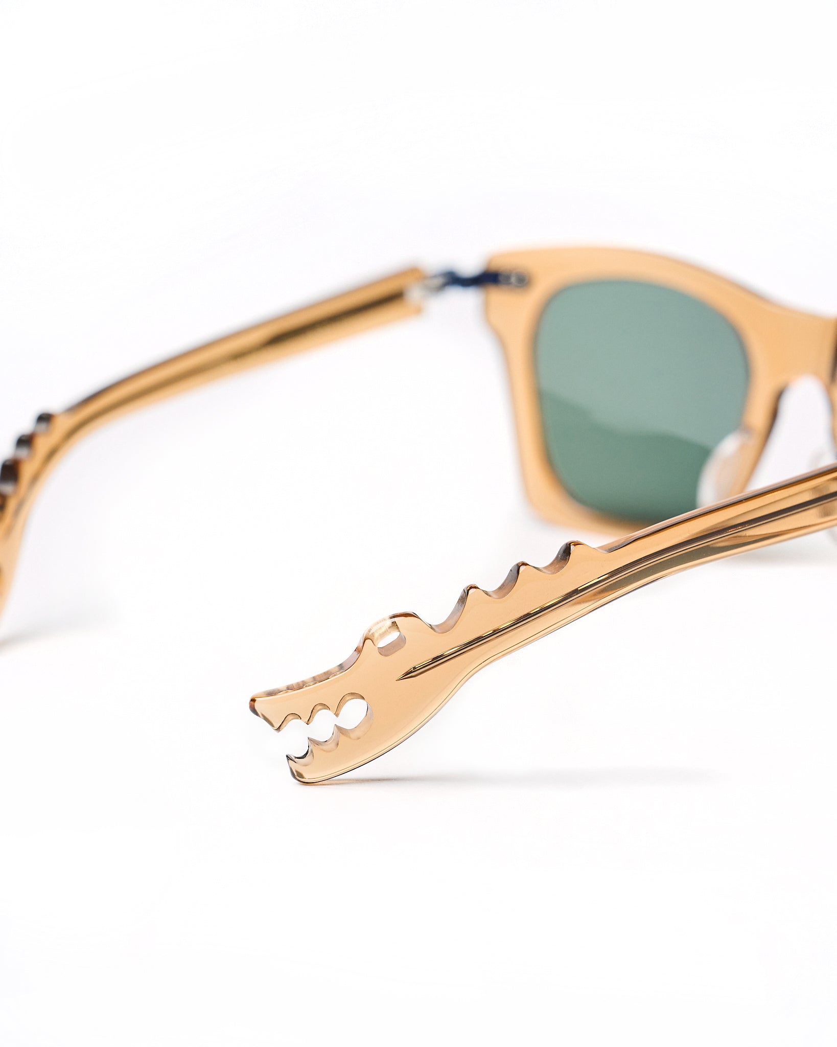 MAV model - Medium brown frame - Navy hinge - Medium brown Dino arm