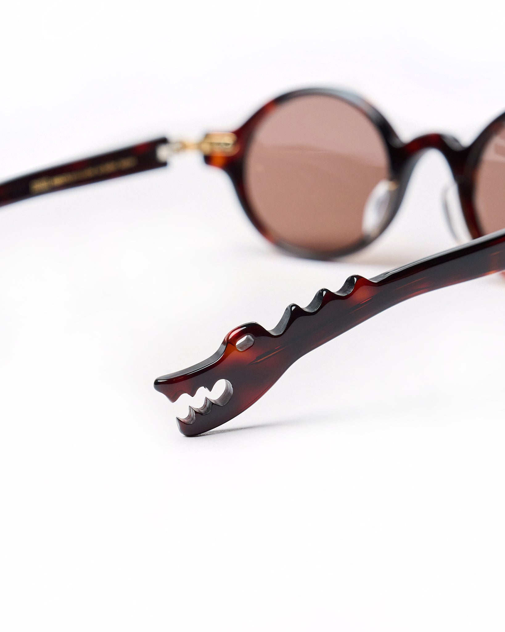 Robin model - Brown tortoise frame - Gold hinge - Brown tortoise dino arm