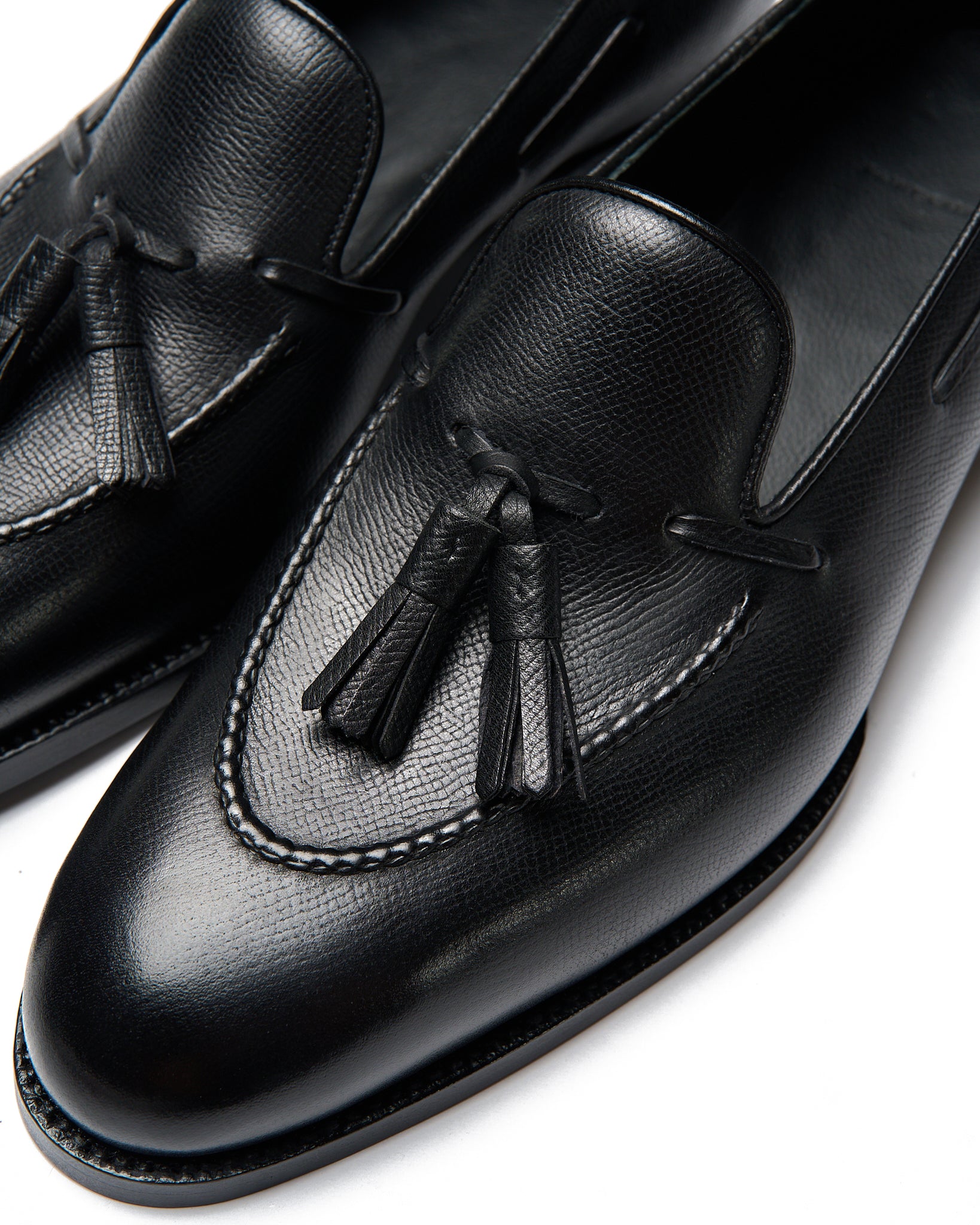 Tassel loafer model 643 in black mountain calf