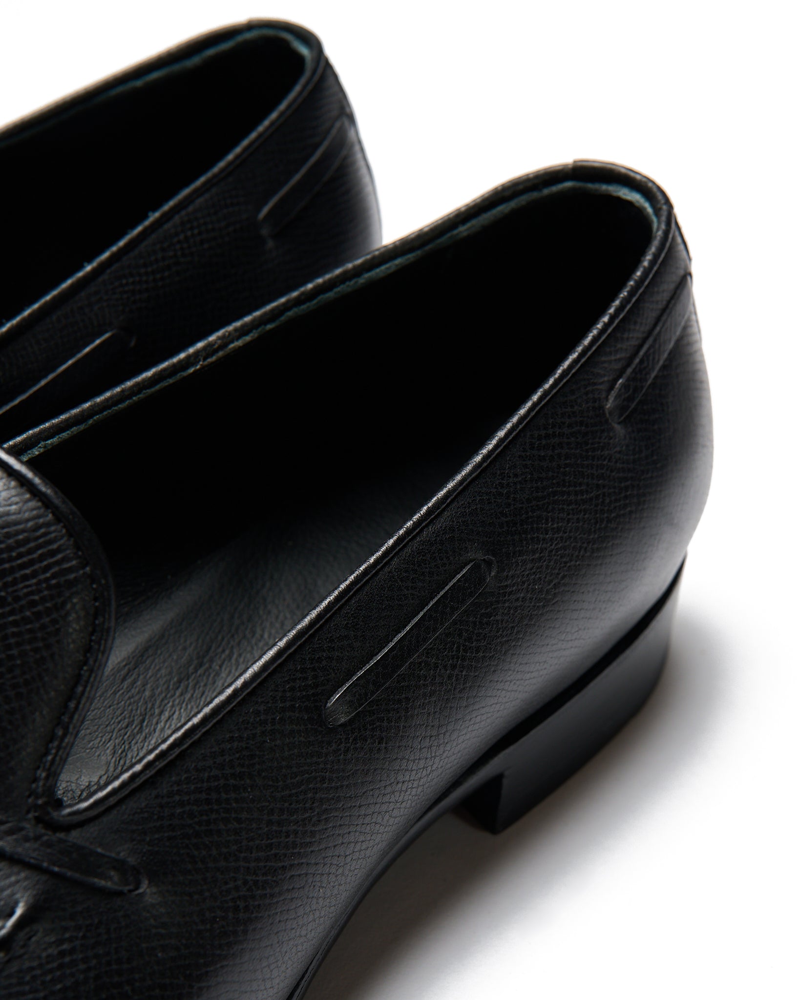 Tassel loafer model 643 in black mountain calf