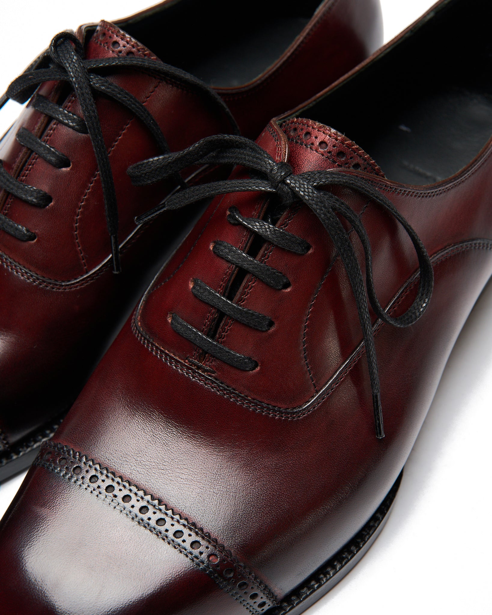 Cap toe oxford with brogue model 522C in burgundy calfskin